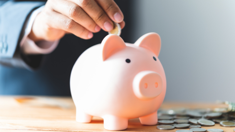 Geld wir in ein Sparschwein gelegt