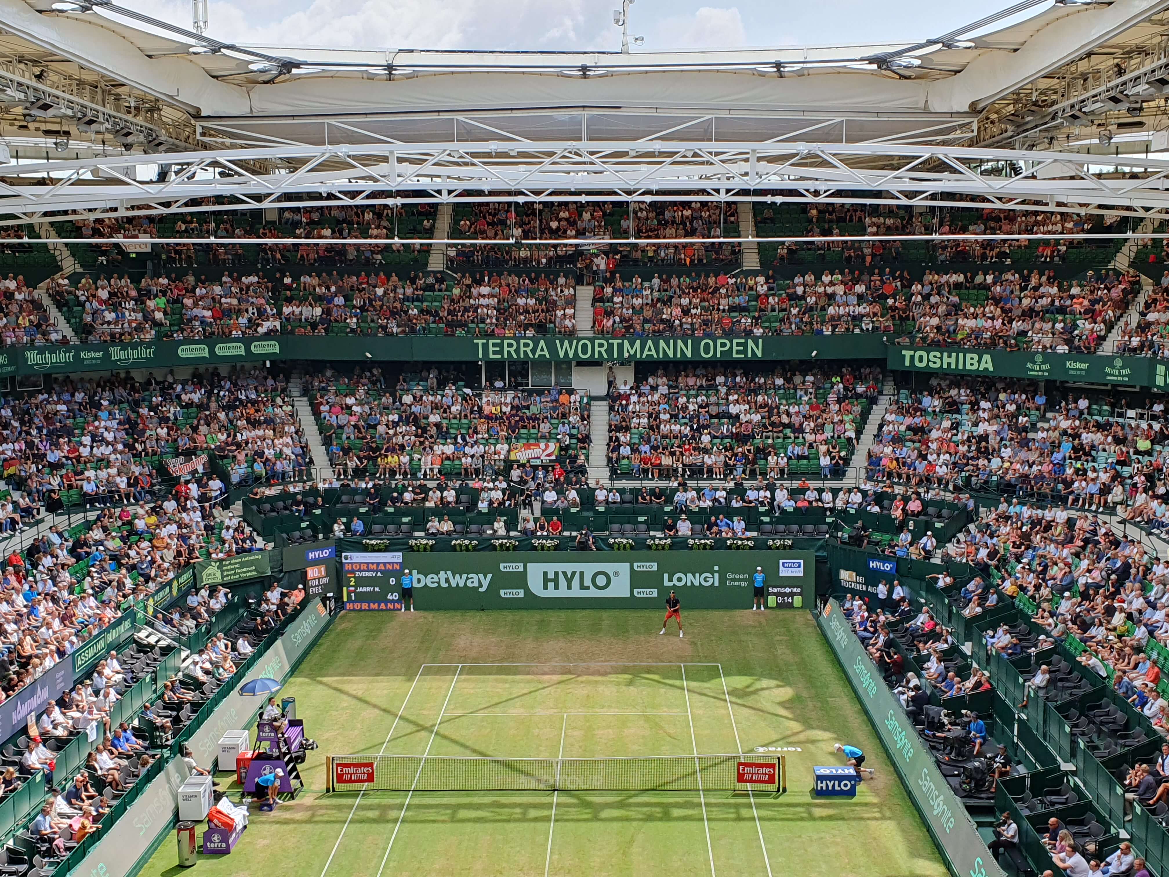 volles Stadion bei Tennisspiel